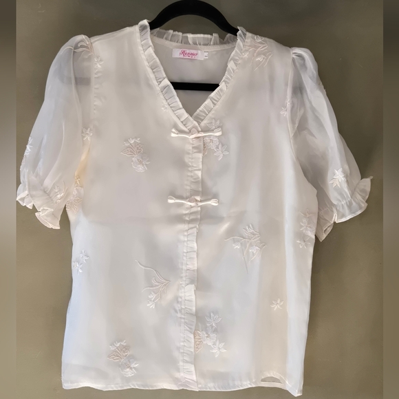 Hannier | Elegant Cream Blouse with Floral Embroidery, Size L (Made Small) - Picture 2 of 6